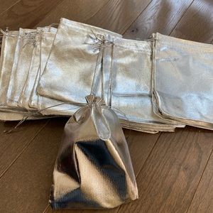 Silver drawstring Jewlery/gift bags (25)